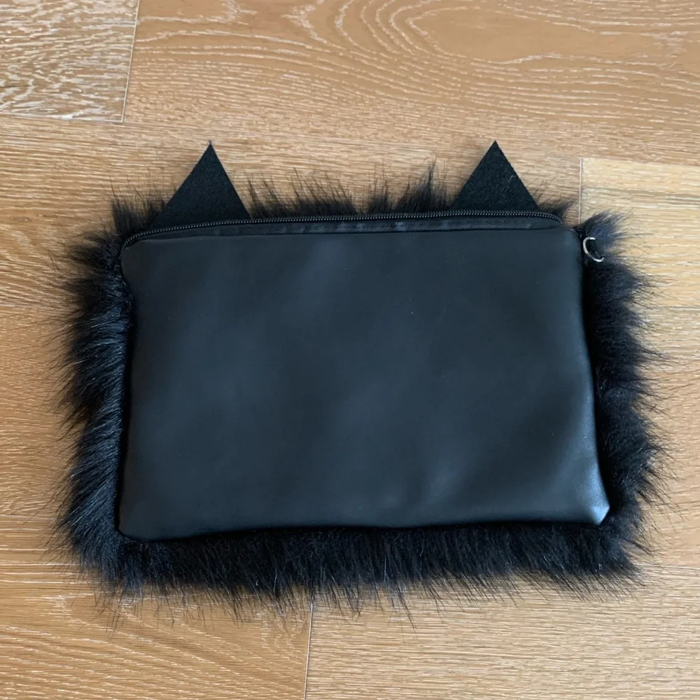 Fuzzy Cat Clutch